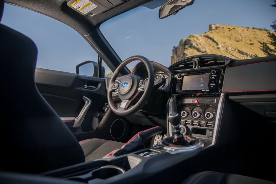 Интерьер Subaru BRZ Performance Package 2016 года  (NA) (фото 10 из 13)